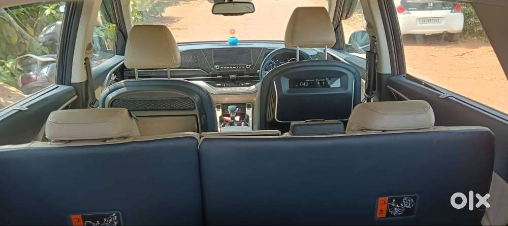 Automatic, 7 Passengers,petrol, 8 Inch Touch Screen, Parking Sensors,