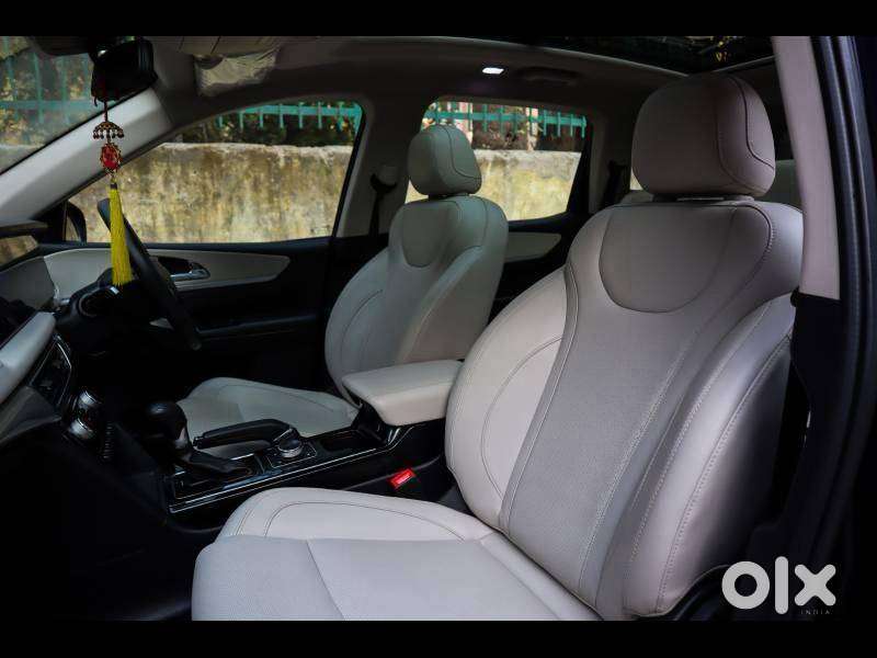 Mahindra Xuv700 2.0 Ax 7 Petrol At Str, 2022, Petrol