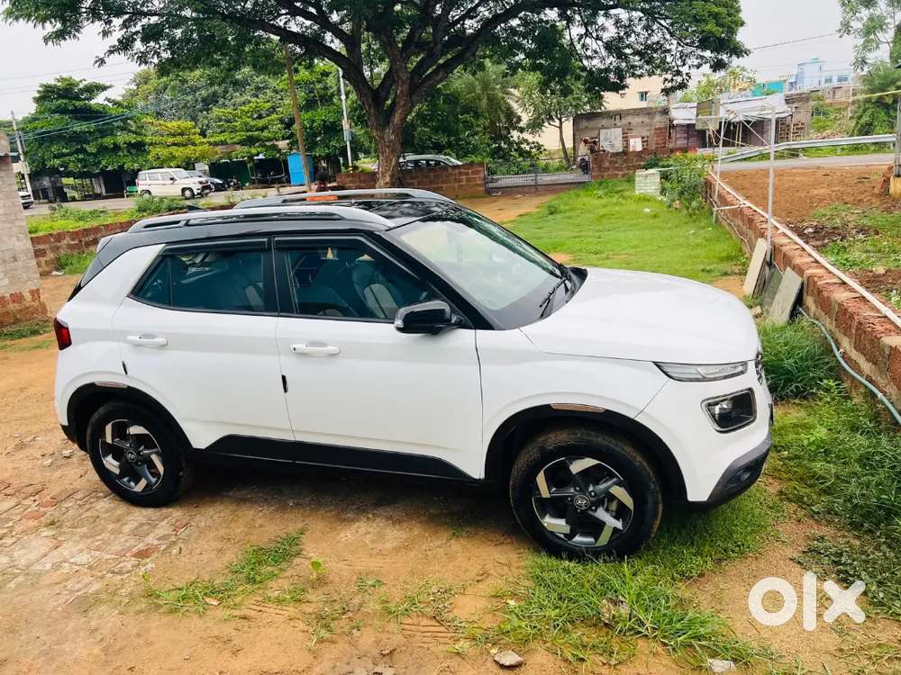 Hyundai Venue 2021 Manual Petrol 40000 Km