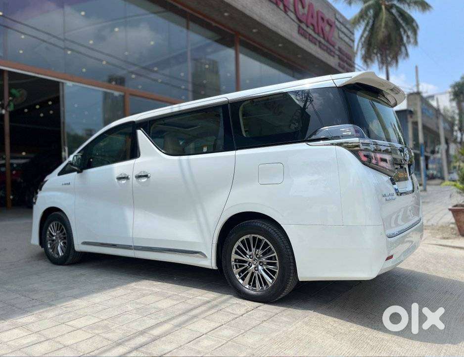 Toyota Vellfire 2.5 Executive Lounge, 2022, Petrol
