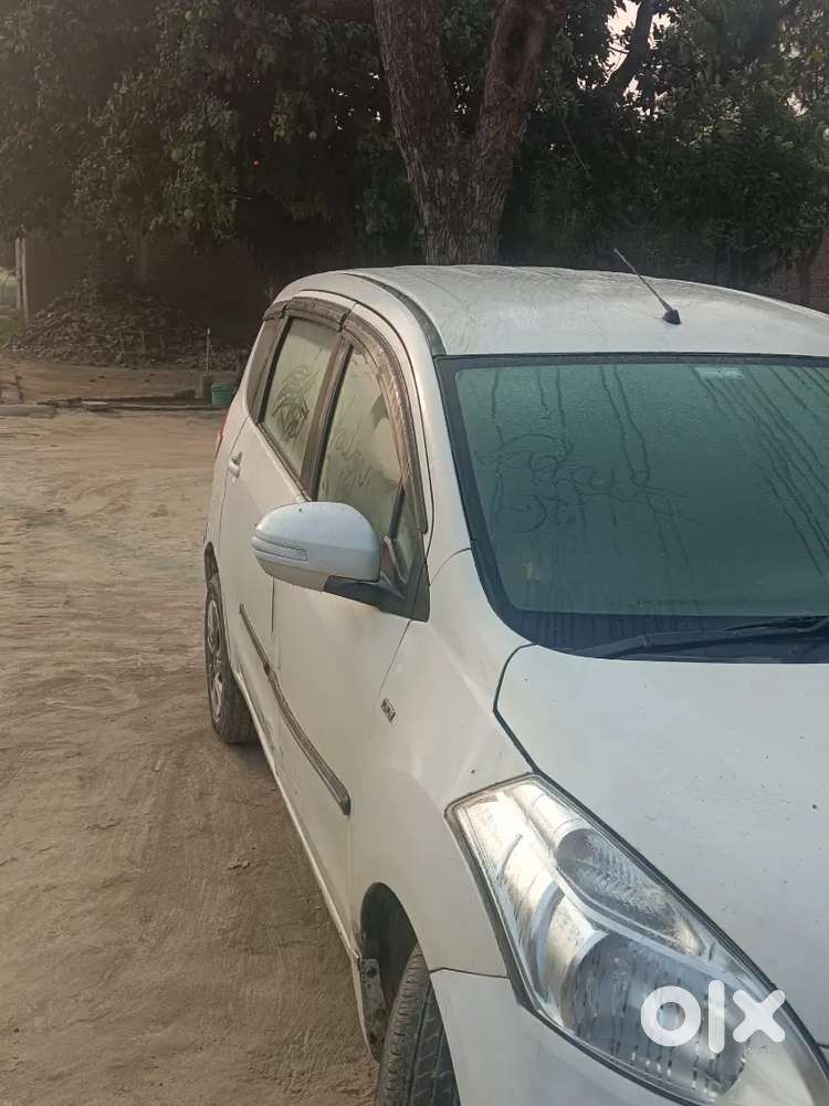 White Colour Ka Car Hai