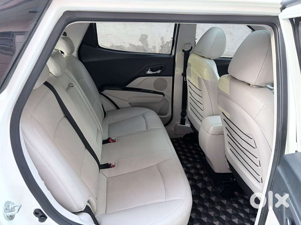 Mahindra Xuv300 W8 (o) 1.5 Diesel Amt, 2022, Diesel