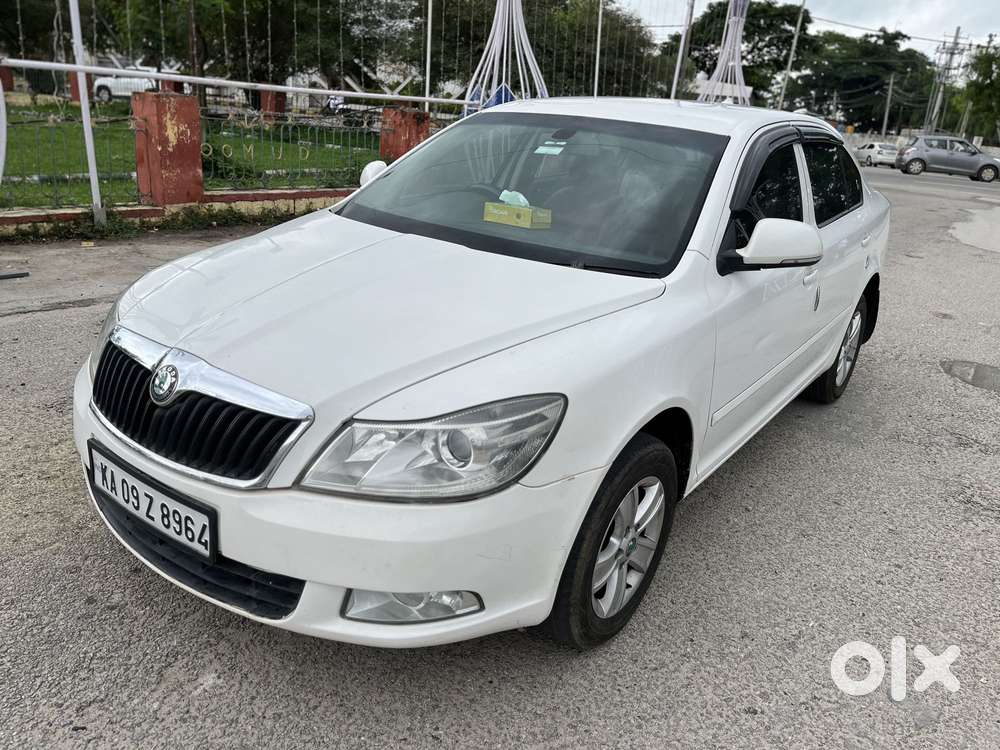 Skoda Laura Ambiente 2.0 Tdi Cr Manual, 2011, Diesel