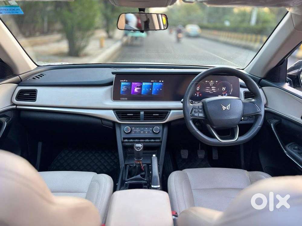 Mahindra Xuv700 Ax 5 Petrol Mt 7 Str (e), 2022, Petrol