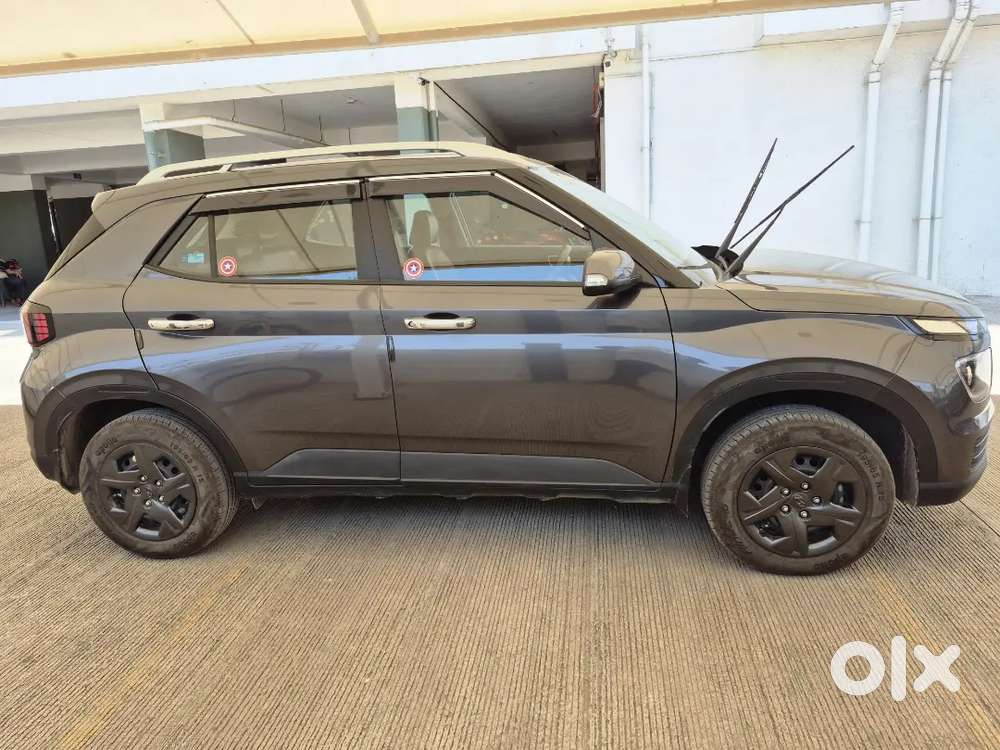 Hyundai Venue So+ 2024 Petrol Well Maintained With Sunroof