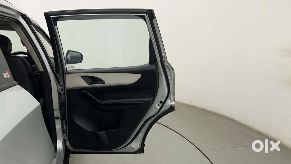 Mahindra Xuv700 2.2 Ax 5 Diesel At Str, 2022, Diesel