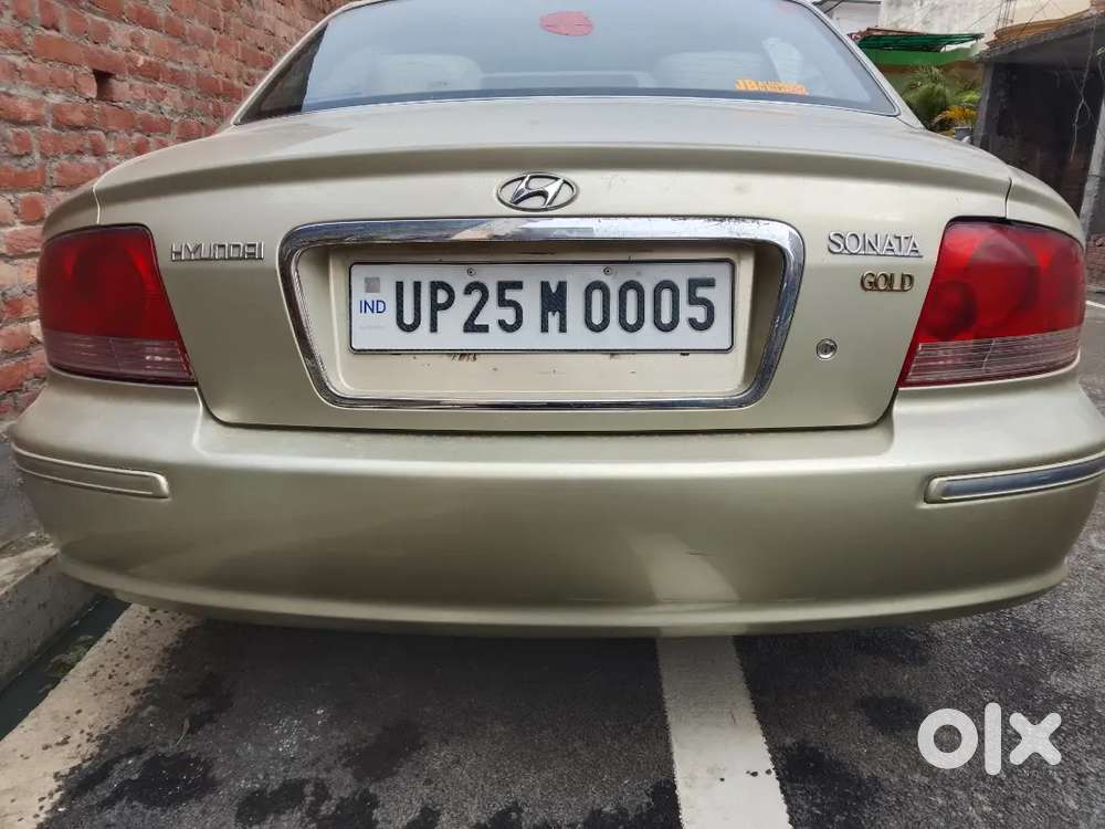 लक्जरी कार लोग  रुक रुक के मुड़ मुड़ 
के न देखे तो पैसे वापिस