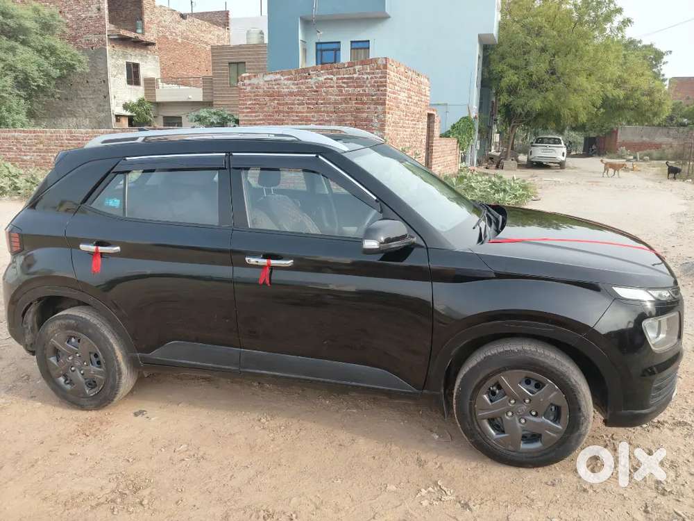 Hyundai Venue Knight 2025 Petrol Manual - 23000 Km
