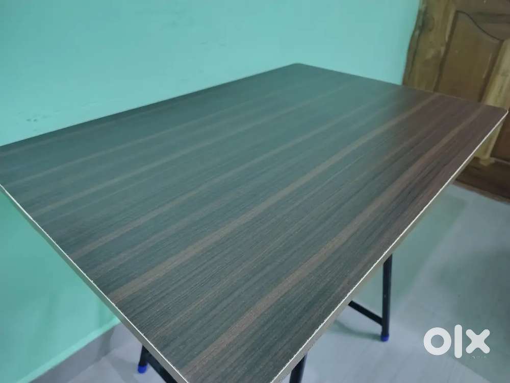 Foldable table