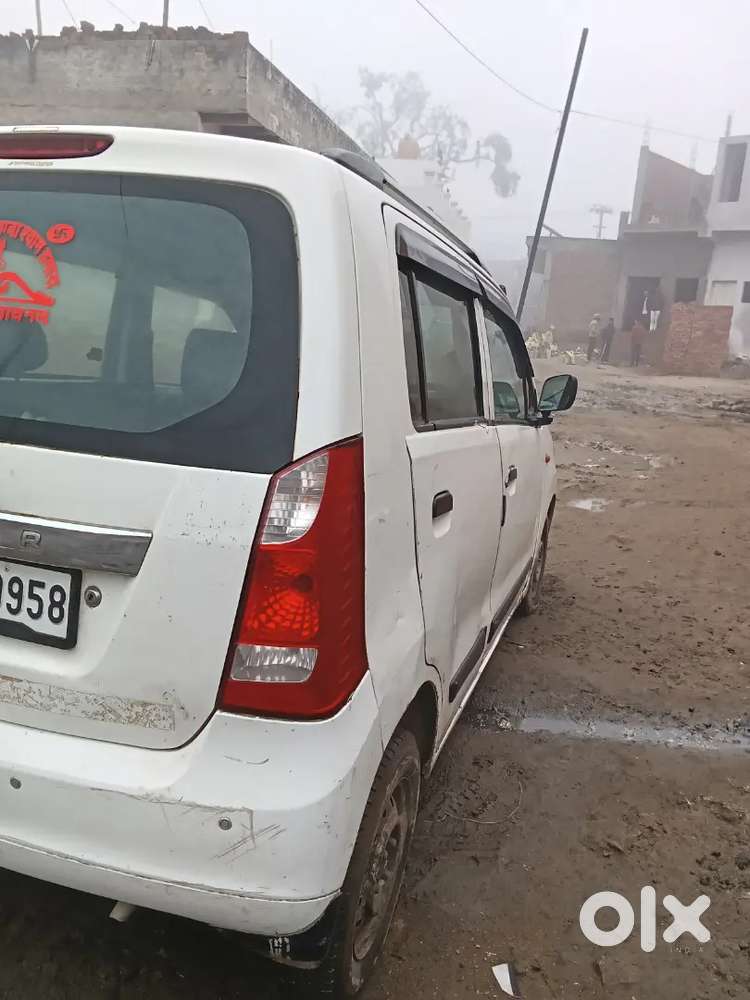 Car Me Koi Bhi Kami Nhi Hai Ghar Per Khadi Rehti Hai