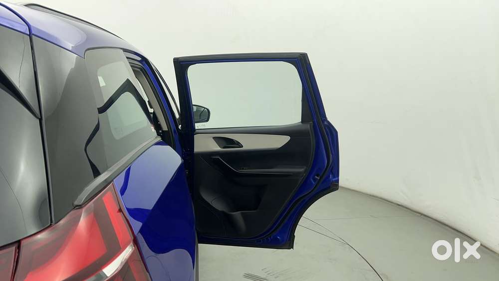 Mahindra Xuv700 2.2 Ax 5 Diesel At Str, 2023, Diesel