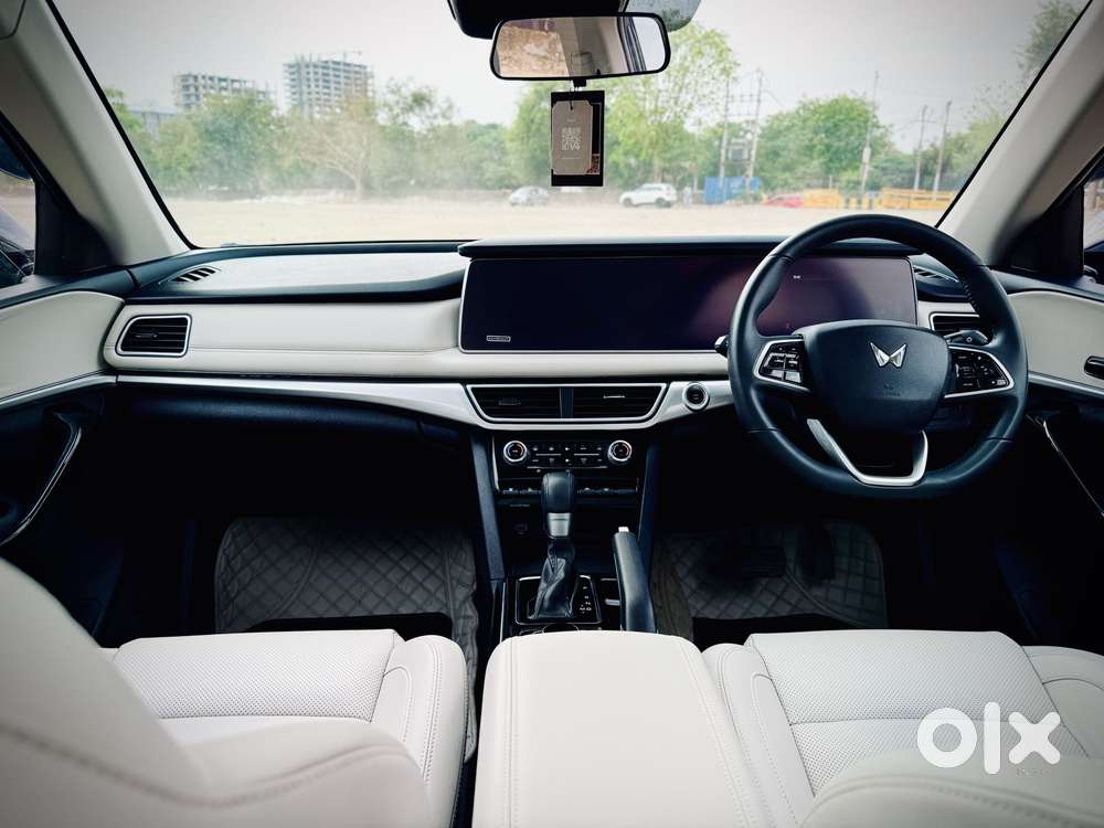 Mahindra Xuv700 2.0 Ax 7 Petrol At Str, 2024, Petrol