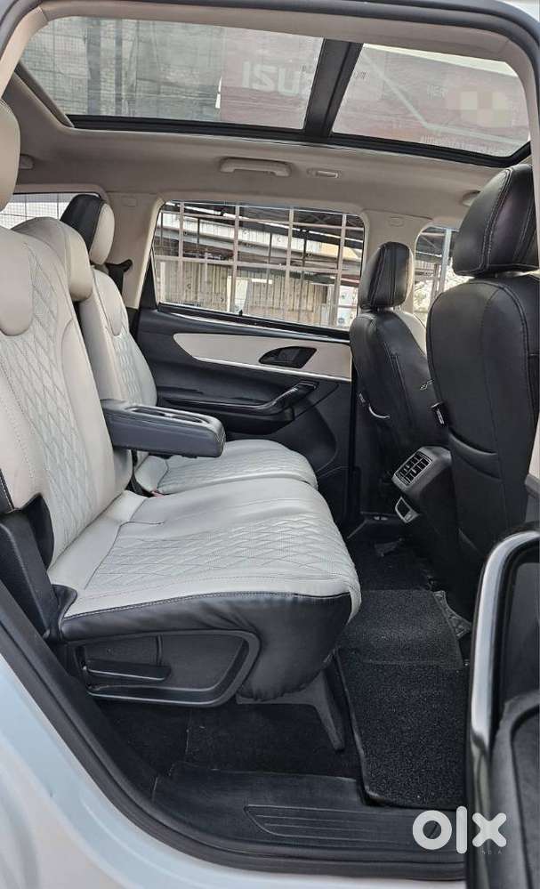 Mahindra Xuv700 2.0 Ax 5 Petrol Mt 7 Str, 2022, Petrol