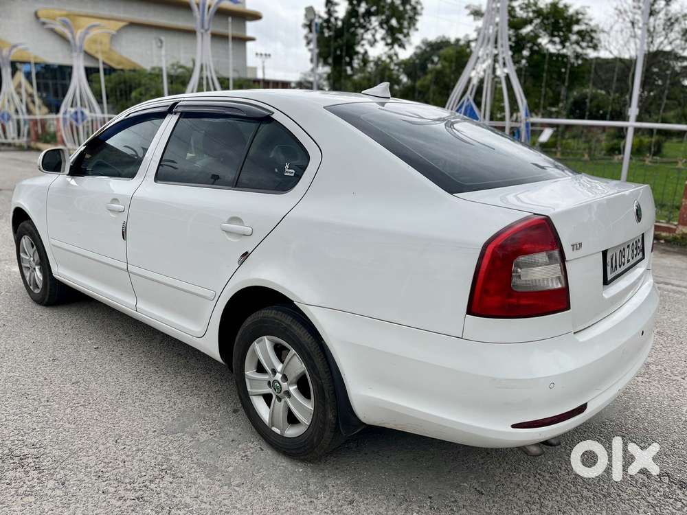 Skoda Laura Ambiente 2.0 Tdi Cr Manual, 2011, Diesel