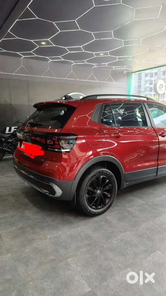 Volkswagen Taigun 2025 (red)