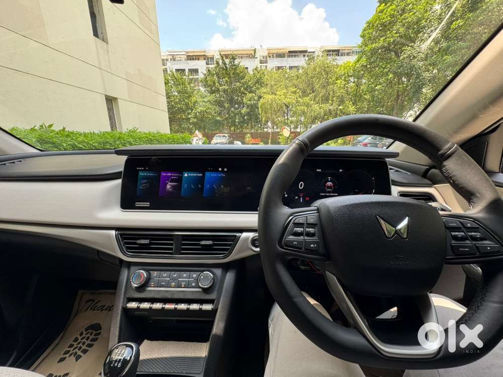 Mahindra Xuv700 2025 Petrol 19500 Km Driven