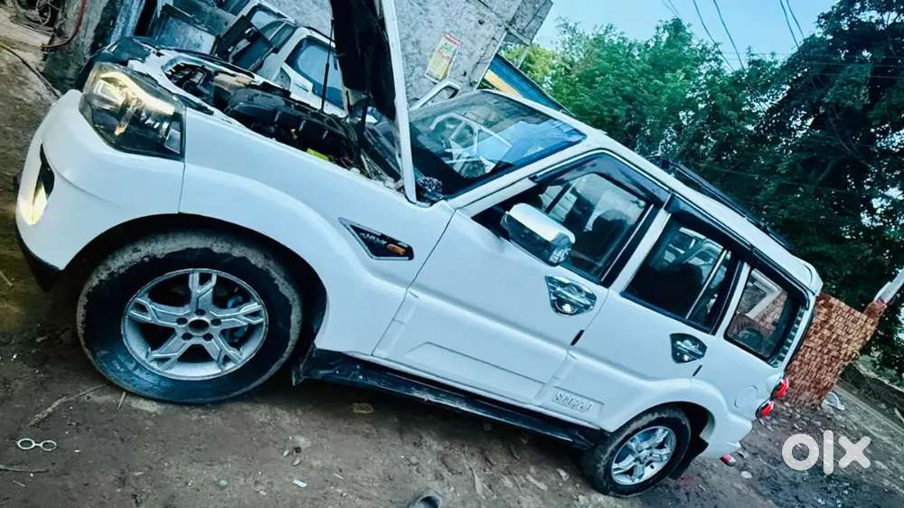 Mahindra Scorpio S6 Plus 2014 Diesel Manual