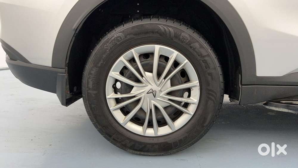 Mahindra Xuv700 2.0 Ax 3 Petrol At 5 Str, 2021, Petrol