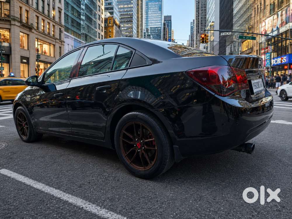 Chevy Cruze .. Original Speakers.. 2 Woofers.. Display Screen Sound.