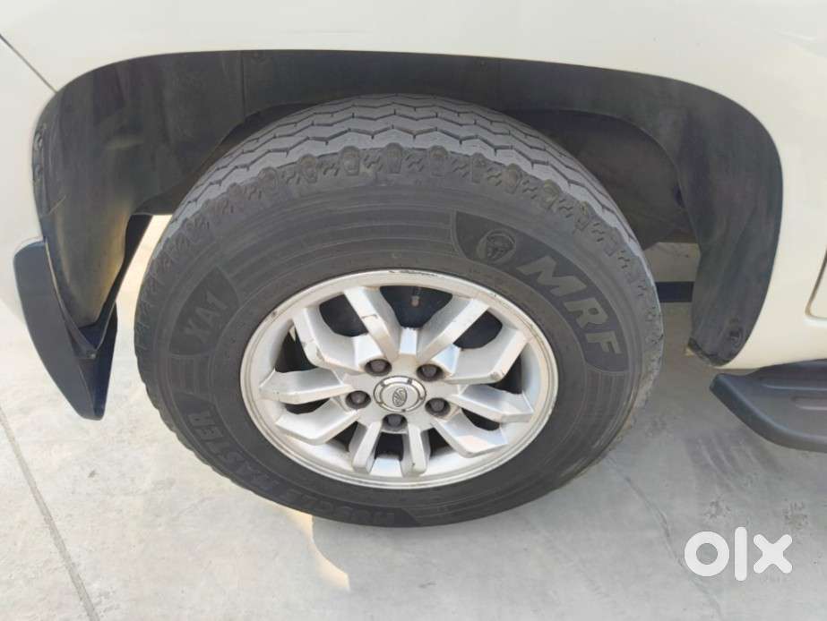 Mahindra Tuv 300 T8, 2016, Petrol