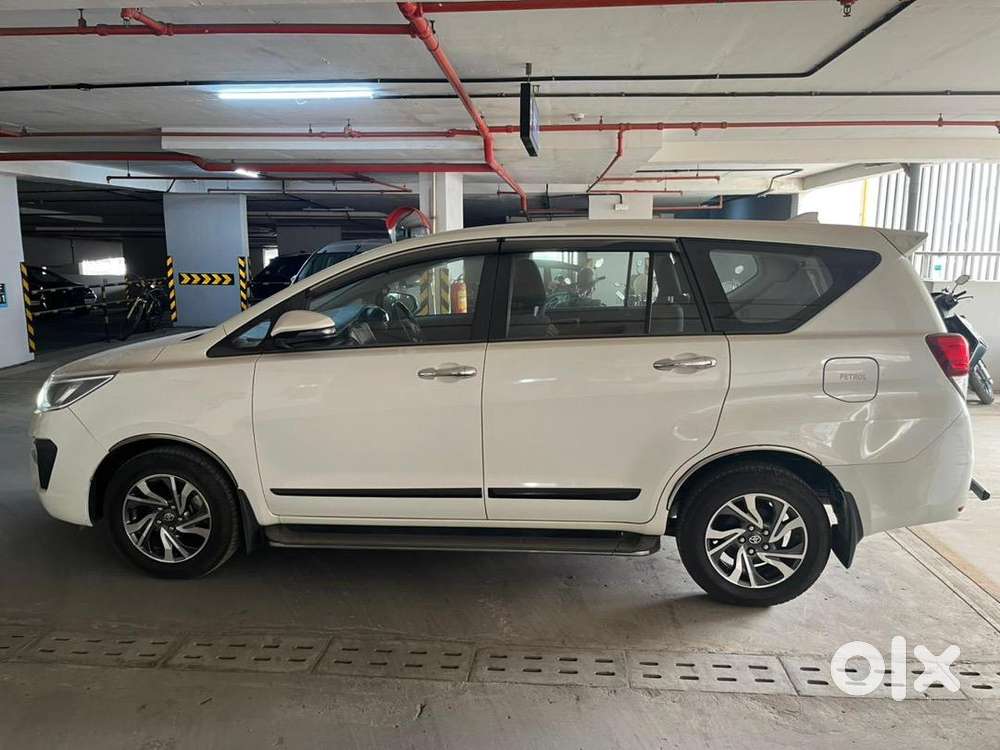 Toyota Innova Crysta 2022 Petrol 26600 Km Driven