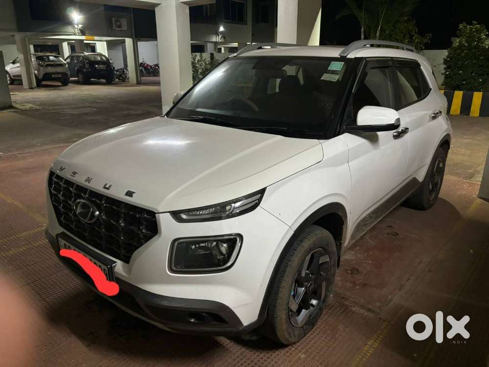 Diesel Venue  With Sunroof And Alloy Wheel