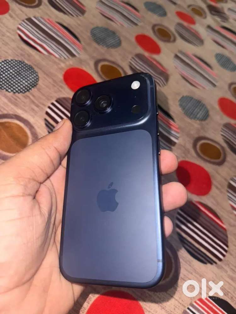 Selling my 5 months old, iPhone 17 pro silver colour/-Need urgent mone