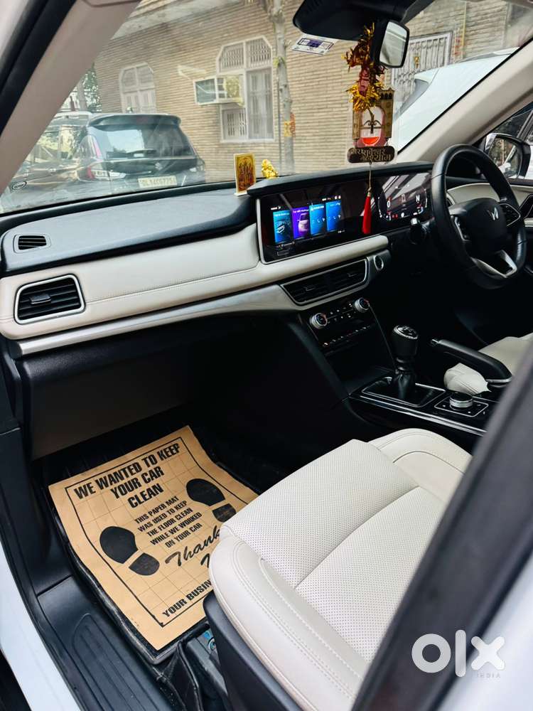 Mahindra Xuv700 2.0 Ax 7 Petrol Mt Str, 2023, Petrol