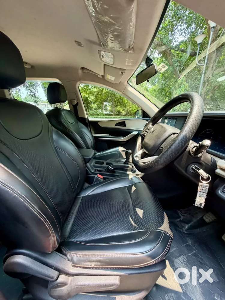 Mahindra Xuv700 2.0 Mx Petrol Mt 5 Str, 2023, Petrol