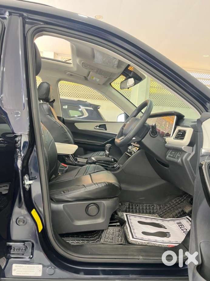 Mahindra Xuv700 2.2 Ax 7 Diesel At Str, 2025, Diesel