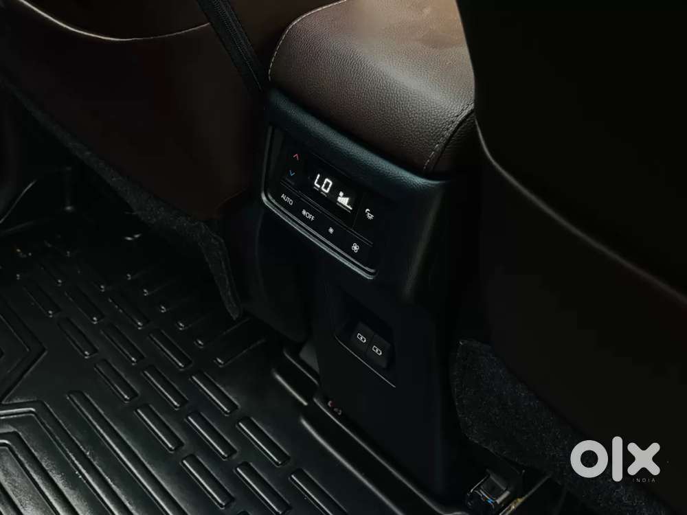 Toyota Innova Hycross 2.0 Zx (o) Hybrid 7 Str, 2025, Petrol