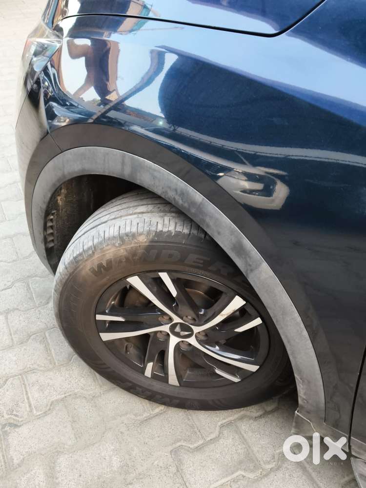 Mahindra Xuv700 2.0 Mx Petrol Mt 5 Str, 2022, Petrol
