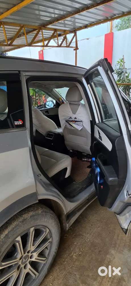 Mahindra Xuv700 Axl 7 Str Diesel 2022 With Vip No. 0010