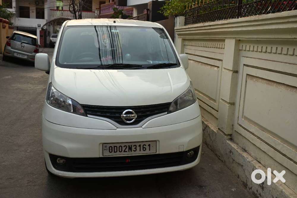 Nissan Evalia Pearl White 7 Seater Muv