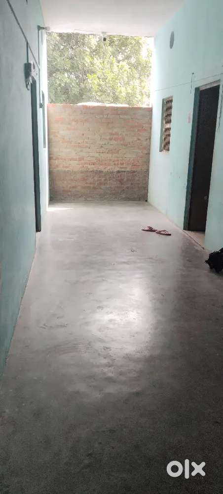 Saaf-suthra aur achhe location par sthit ghar rent par available hai.