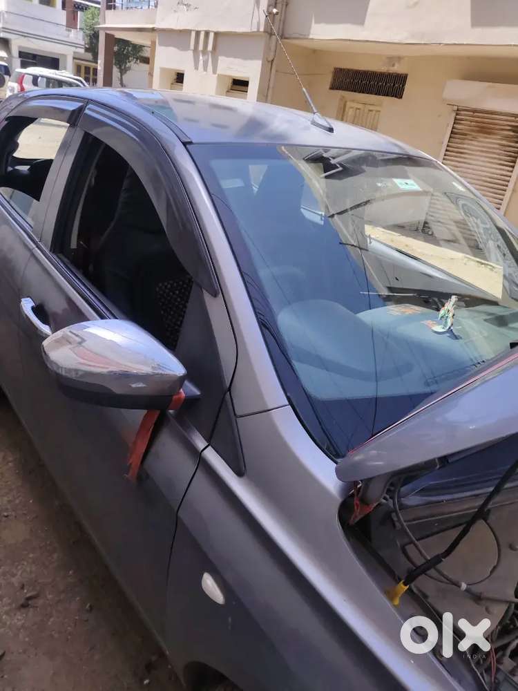 दूसरी लेनी है कार