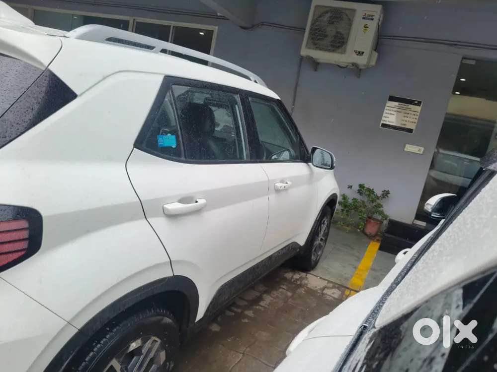 Hyundai Venue 1st Owner 2022 New Shape White Colour