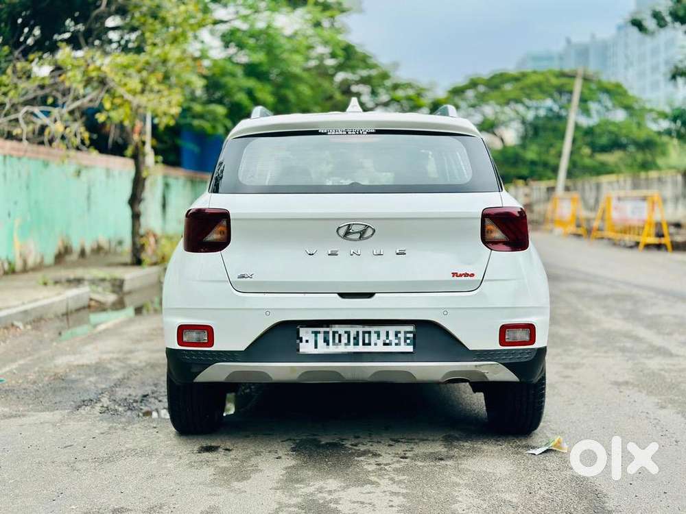 Hyundai Venue 2021 Petrol 18500 Km Driven