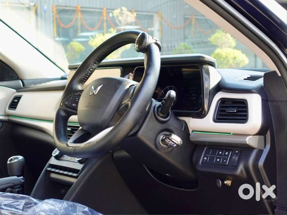 Mahindra Xuv700 2.2 Mx Diesel Mt 5 Str, 2024, Diesel