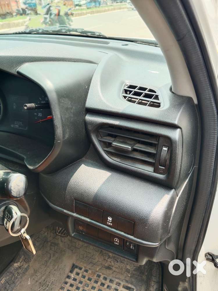 Maruti Suzuki Swift Lxi Option, 2025, Petrol