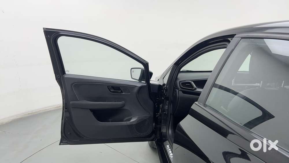 Tata Altroz 1.2 Xza Plus Dark Edition Dct, 2022, Petrol