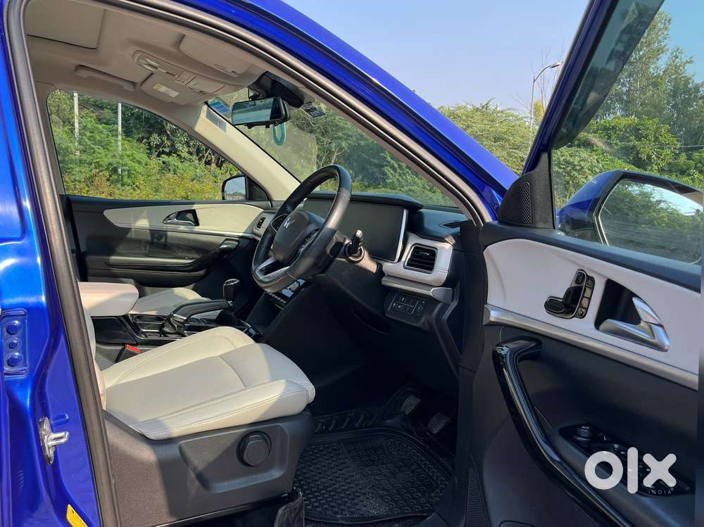Mahindra Xuv700 2.0 Ax 7 Petrol Mt Str, 2022, Petrol