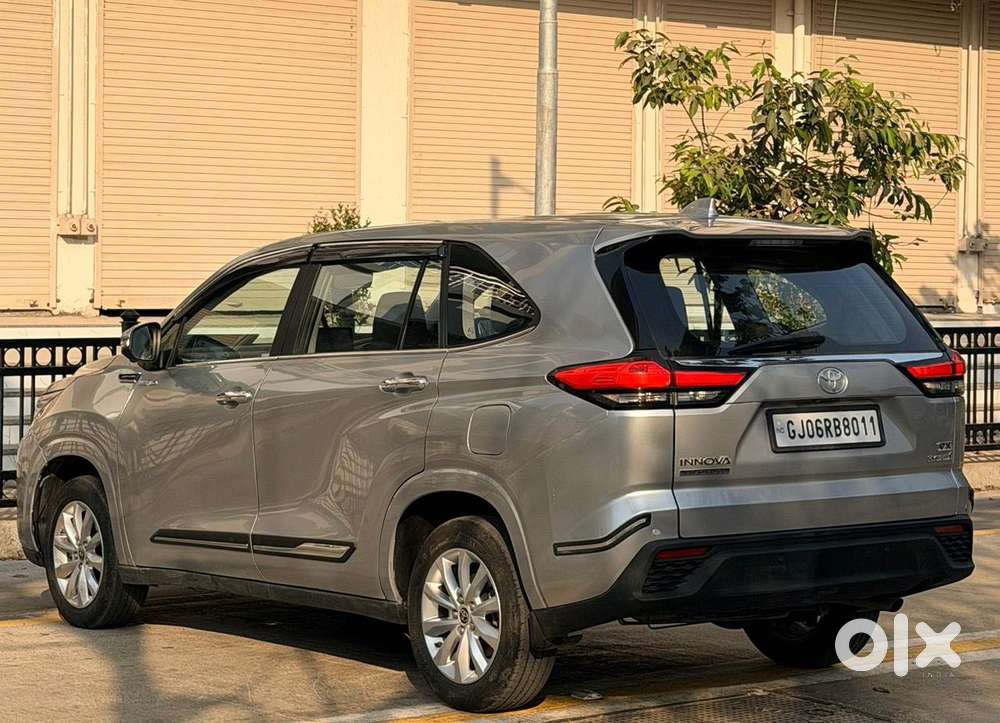 Toyota Innova Hycross