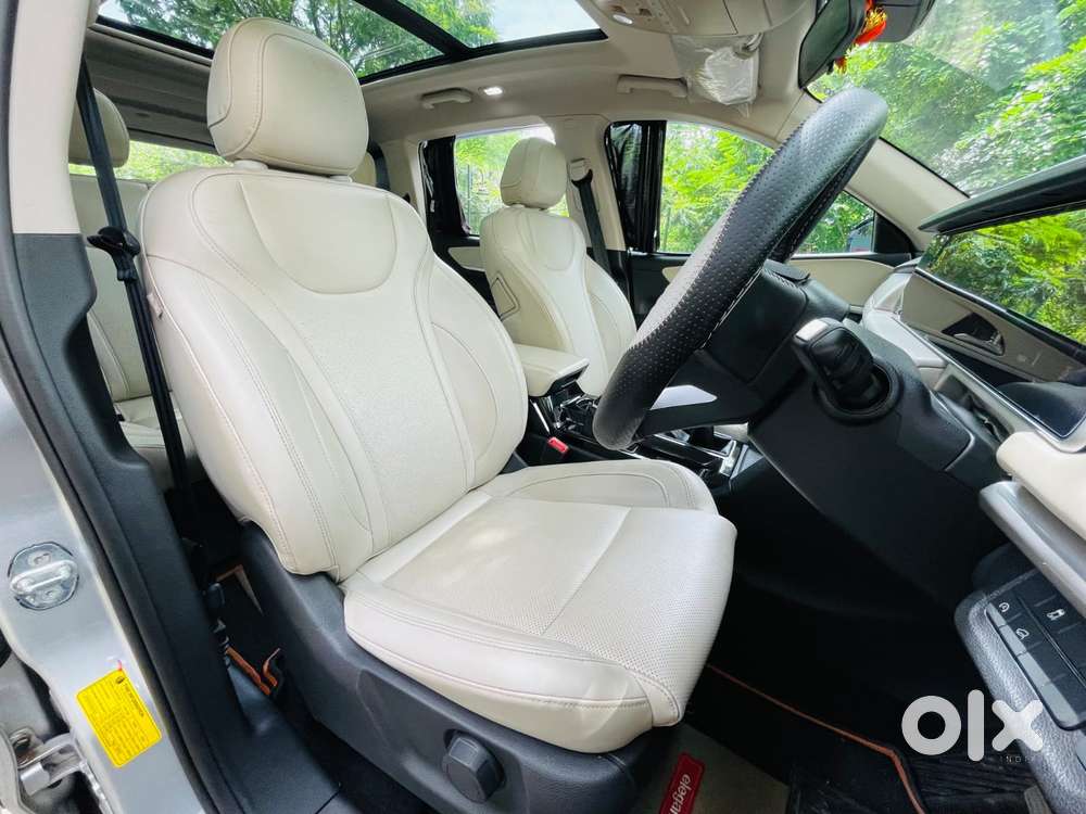 Mahindra Xuv700 2.0 Ax 7 Petrol Mt Str, 2023, Petrol