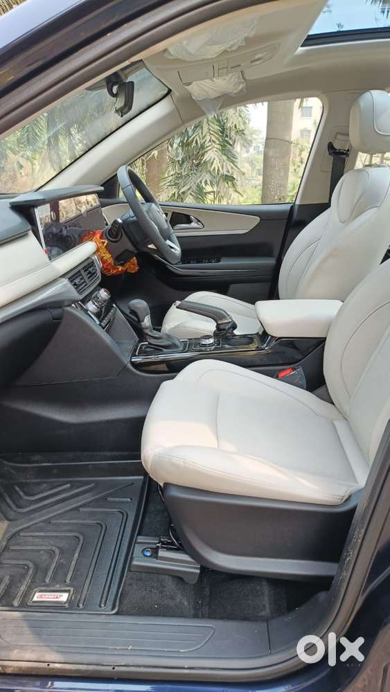 Mahindra Xuv700 2.0 Ax 7 Petrol At Str, 2025, Petrol
