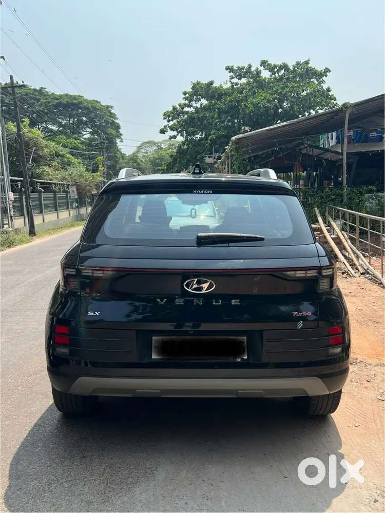 Hyundai Venue 2024 Petrol Well Maintained