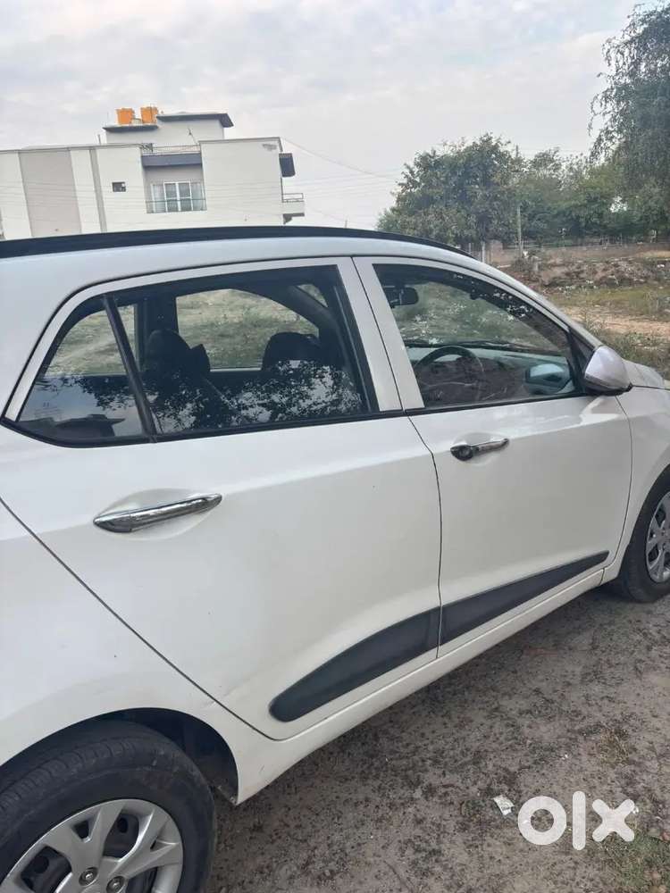 White Car Both Key Petrol Car