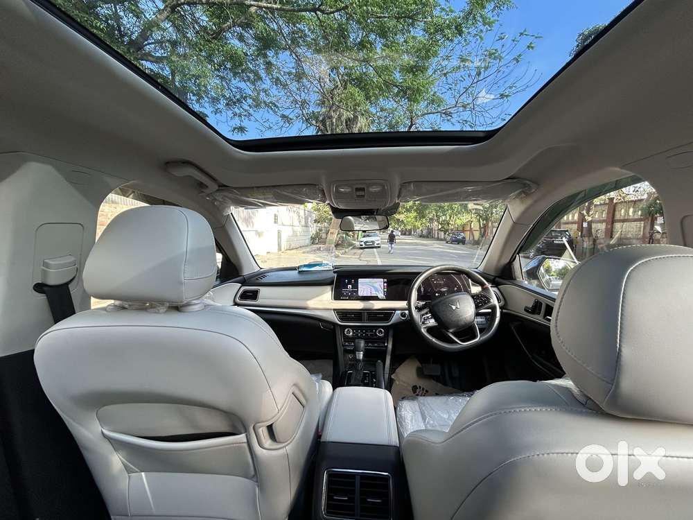 Mahindra Xuv700 2.0 Ax 7 Petrol At Str, 2024, Petrol