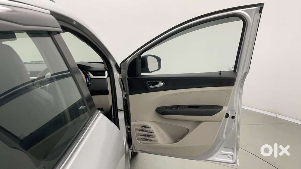 Renault Triber Rxz, 2023, Petrol