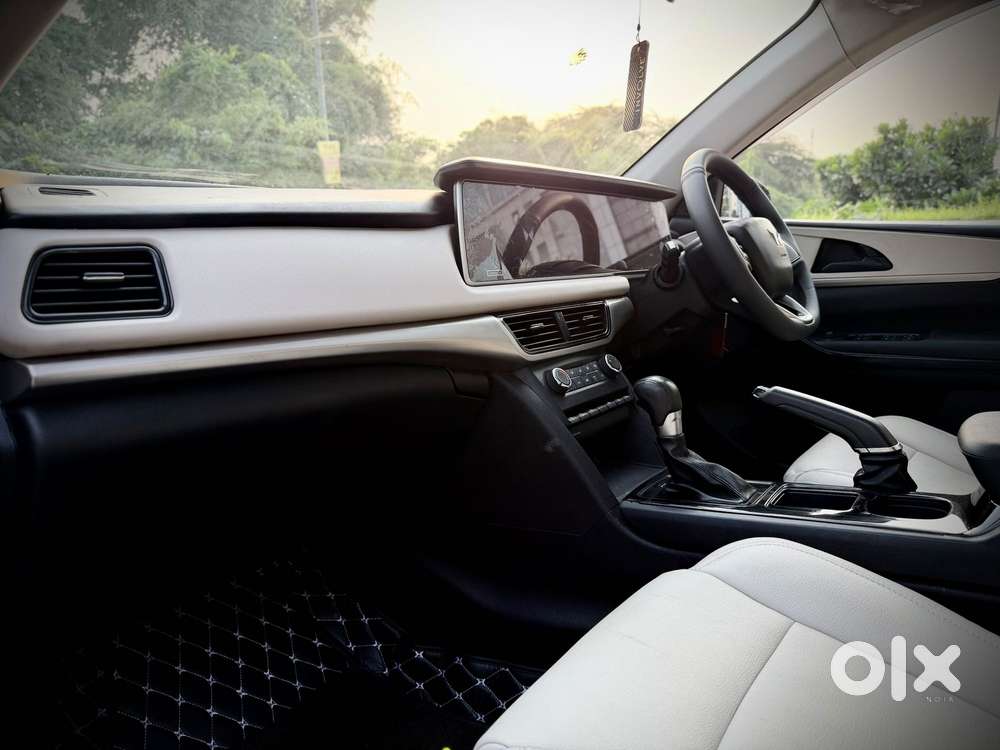Mahindra Xuv700 2.0 Ax 7 Petrol At Str, 2023, Petrol
